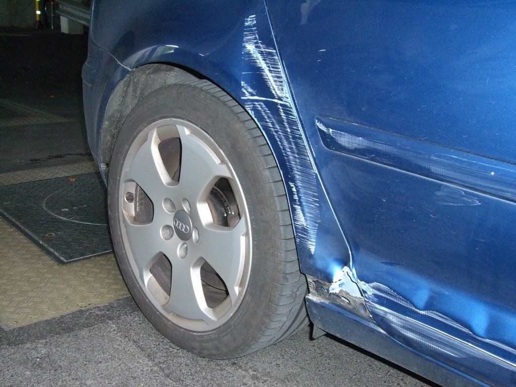 Audi A3 Schaden an Seitenwand, Tür und Schwelle